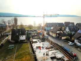 Luftaufnahme der Baugrube beim Aushub und Betonieren der Negativ Bodenplatte - 05.03.2018