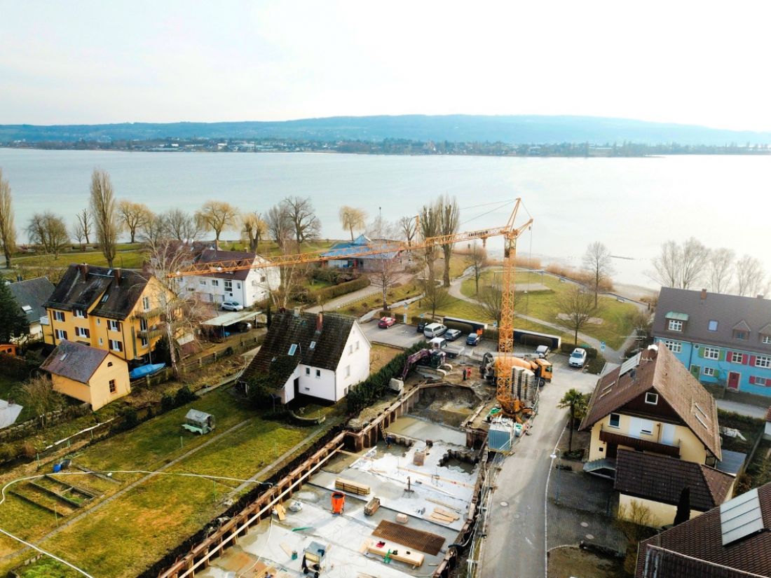 Luftaufnahme der Baugrube, Blickrichtung: Bodensee und Alpen - 05.03.2018